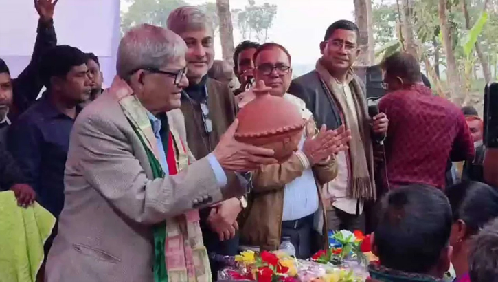 নির্বাচনী প্রচারণায় মির্জা ফখরুলকে ডিম ও মাটির ব্যাংক উপহার দুই ভোটারের